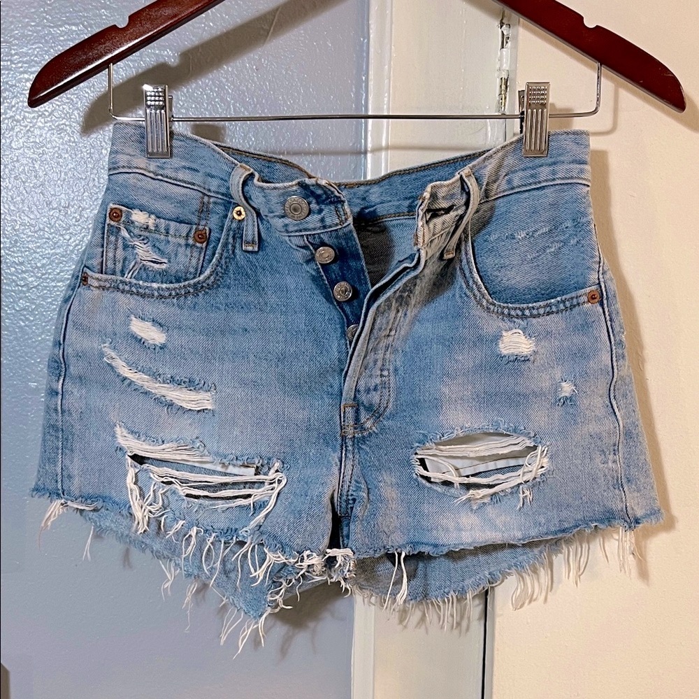 Levi’s Women’s 501 Distressed Button Fly Blue Jean Raw Hem Shorts Size 25 - Picture 4 of 7